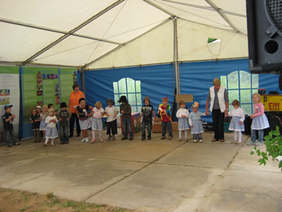 Die Kindergartenkinder betreten die Bhne.