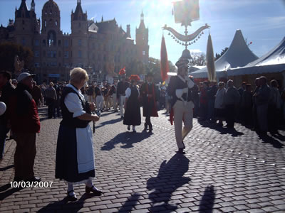 Die Parade fhrt auch am Schloss vorbei.